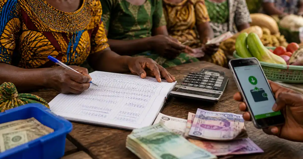 Membres comparant les contributions et le calendrier d'une tontine